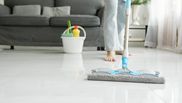 Care sunt beneficiile spălării podelei cu apă caldă. Trucul de curățenie eficient pentru gospodine