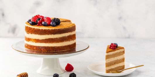 Tort cu miere și cremă albă. O dulceață de tort în adevăratul sens al cuvântului!