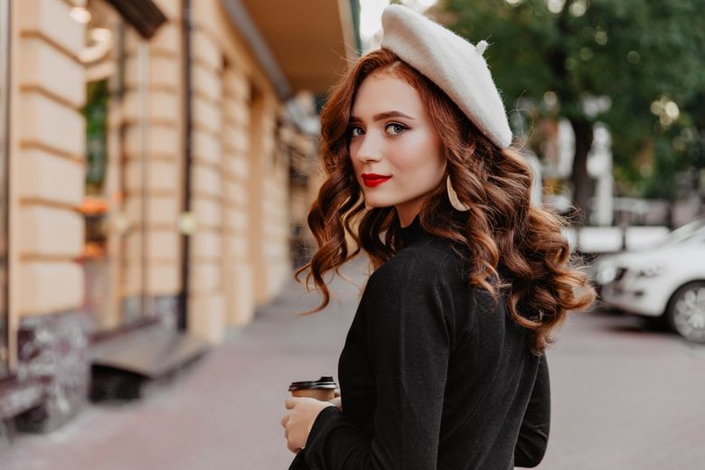 gesturi cu atitudine feminina