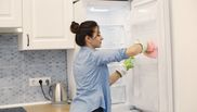 Cum să îți dezinfectezi cu ușurință frigiderul! Trucul de curățenie util pentru toate femeile