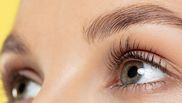 Cum pot doamnele să aibă o privire senzuală! Trucul care te va ajuta să îți alungești genele