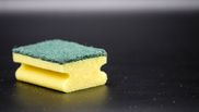 De ce este recomandat să adăugați sare pe buretele de vase. Trucul ingenios de care nu multe gospodine știu