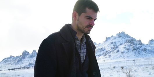 Berk Atan, actorul din serialul “Poveste din Anatolia”, greutăți la început de drum “Erau zile când întindeam un cearșaf pe jos și dormeam pe el”