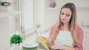 De ce nu este bine să usuci vasele cu prosoape de bucătărie. Aceasta este o practică comună în bucătărie, pentru a grăbi procesul de uscare