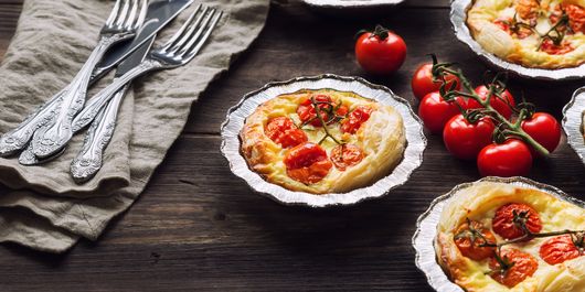 Mini tarte cu roșii cherry și brânză de capră. O idee cremoasă de aperitiv!