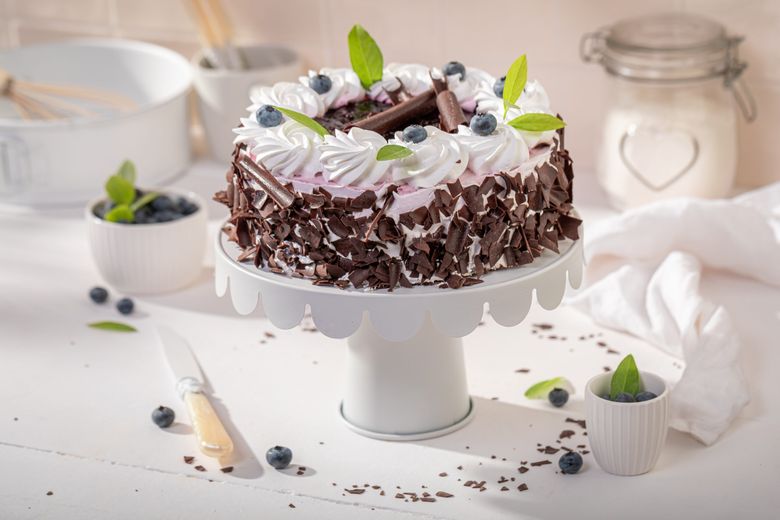 Tort cu frișcă, caramel și fulgi de ciocolată. Un gust mai fresh ca niciodată!