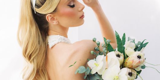 Care sunt  trendurile anului 2024 în materie de coafuri de mireasă? Se poartă buclele lejere, împletiturile și cocul tip nod