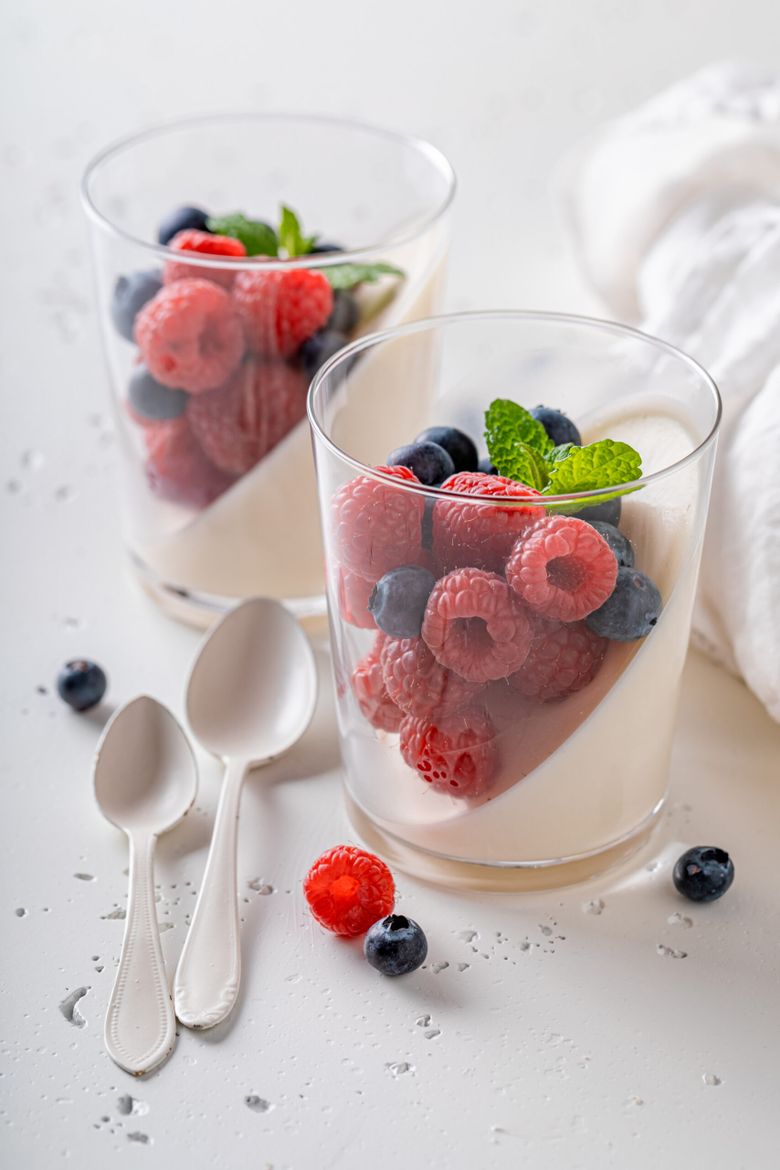 Panna cotta cu fructe de pădure. Un desert răcoros și cremos, indiferent de sezon!