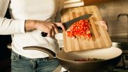 Cum pot gospodinele să curețe eficient tocătorul! Trucul eficient care te va scăpa de petele nedorite