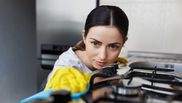 Amestecul pe care să îl folosești pentru a curăța aragazul. Trucul util care va ușura munca gospodinelor 