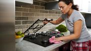 Amestecul pe care să îl folosești pentru a curăța aragazul. Trucul util care va ușura munca gospodinelor 