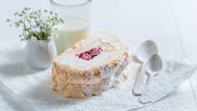 rulada pavlova cu crema de frisca si capsune