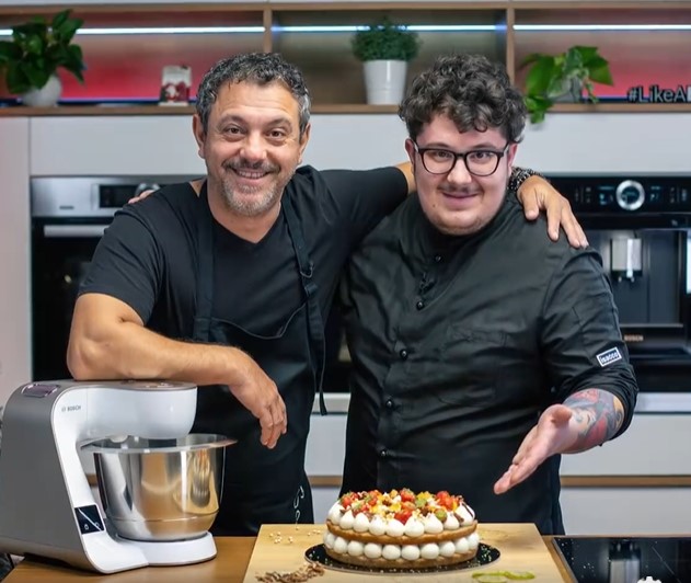 Rețeta de tort cu blat de nucă și cremă fină cu br&acirc;nză, lime, scorțișoară și mere caramelizate a lui chef Sorin Bontea!
