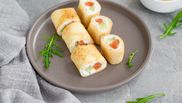 clatite cu somon afumat crema de branza si castravete