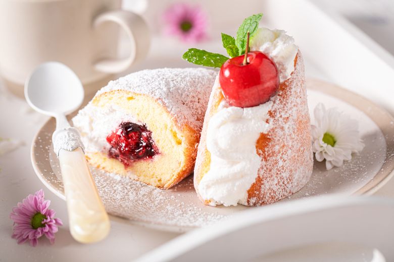 Gogoși pufoase umplute cu dulceață și frișcă de casă retete de gustare