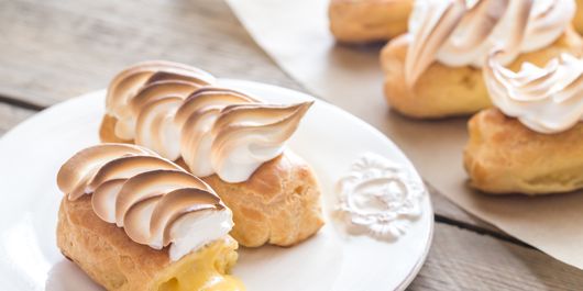 Mini eclere cu lămâie și bezea. Un gust acrișor și dulce, în același timp!