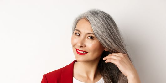 Cum să ascunzi părul gri în mod natural cu ceai negru