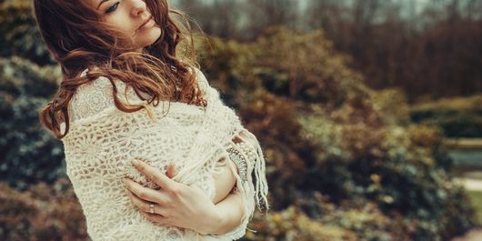 Feminitatea într-o Lume Plină de Zgomot: Ghidul Esențial pentru Femeile Moderne