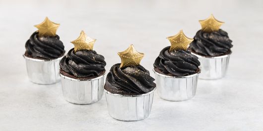 Brioșe de ciocolată cu cremă neagră. Un desert luxos, în adevăratul sens al cuvântului!
