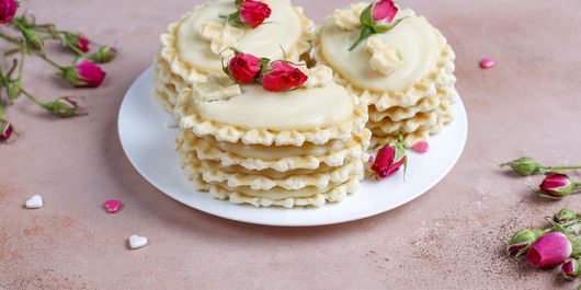 Fursecuri Waffles învelite în ciocolată albă. Cu siguranță nu ai mai încercat un astfel de desert!