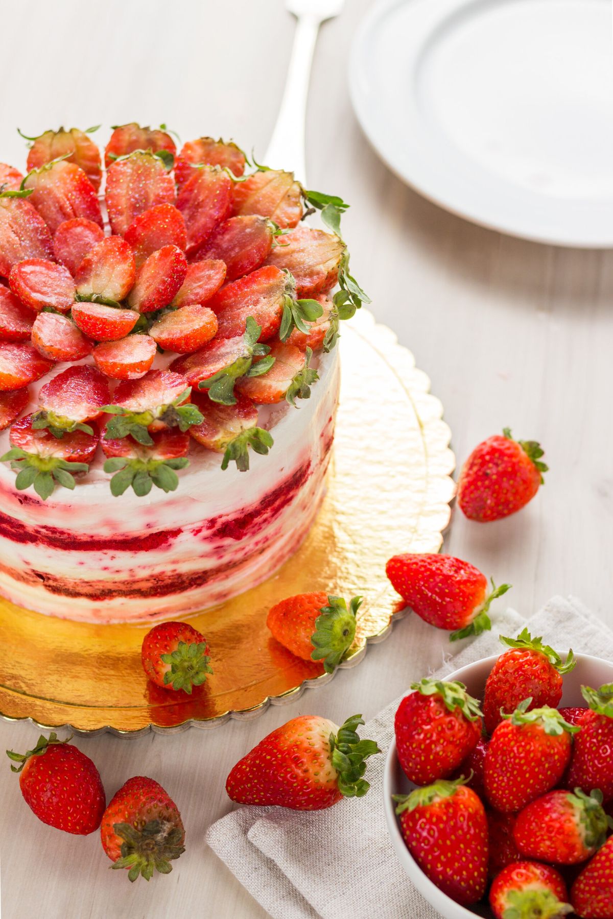 Tort Red Velvet decorat cu căpșune