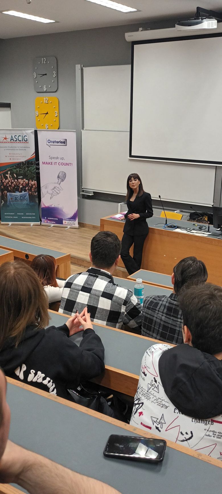 Denise Rifai, în mijlocul studenților de la Academia de Studii Economice
