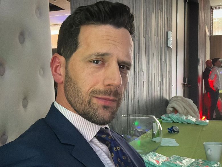 Cine este Adrian Nartea Cine este Adrian Nartea. "Eu nu am vrut să mă fac actor. Pur și simplu, mi s-a propus.”