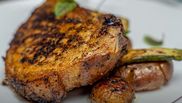 Rețeta de cotlet de porc cu os la grill a lui chef Sorin Bontea