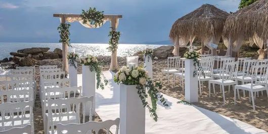 Magia nunții pe plajă: ce aspecte trebuie avute în vedere pentru a crea atmosfera perfectă pentru celebrarea dragostei