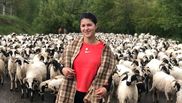 Geta Sterp, întâlnire neașteptată în timp ce stătea cu oile pe drum! Tânăra a povestit totul în mediul online, după ce a vorbit cu soțul său