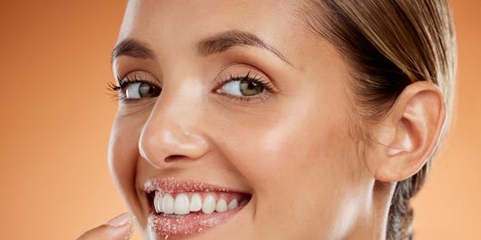 Cum să îți faci scrub de buze acasă. Top 3 rețete preferate de exfoliant pentru buze