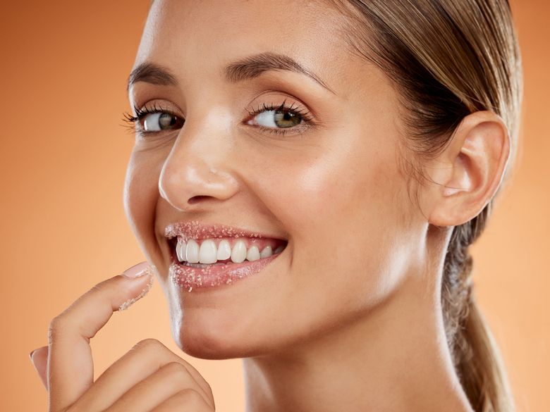 Cum să îți faci scrub de buze acasă. Top 3 rețete preferate de exfoliant pentru buze