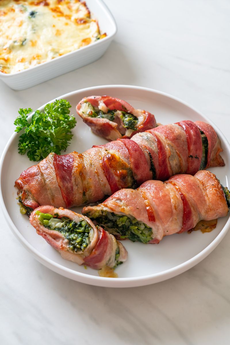 rulouri cu piept de pui si spanac invelite in bacon