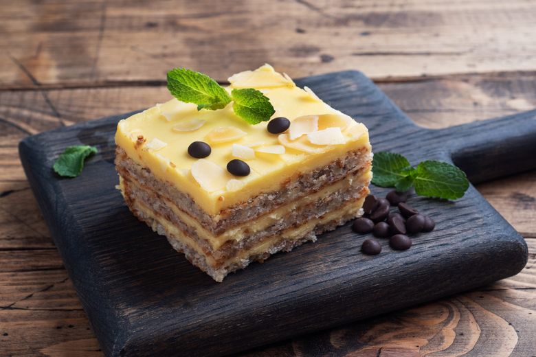 Prăjitură cu blat de nucă și cremă de banane retete de gustare