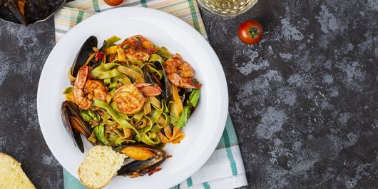 Paste Tagliatelle cu fructe de mare. Poți aduce această savoare, chiar la tine acasă!