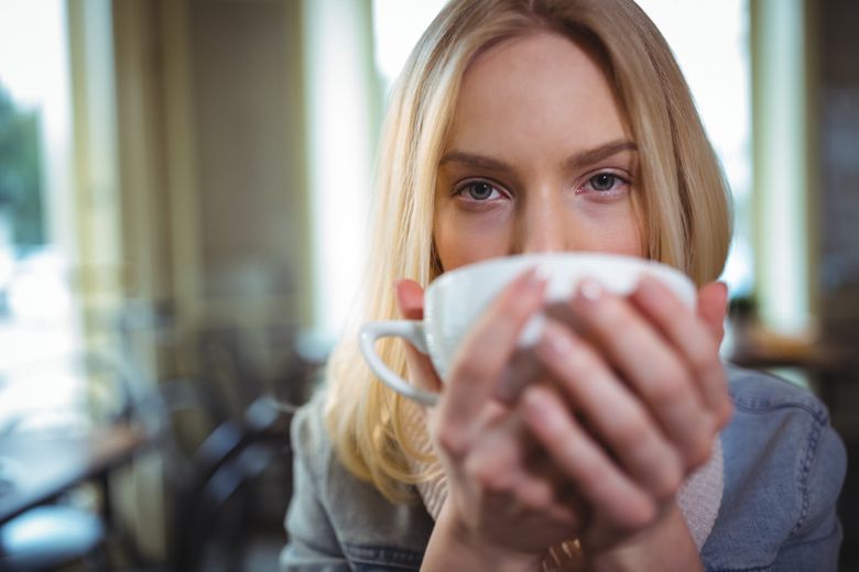 4 motive pentru care nu ar trebui să bei cafea imediat ce te-ai trezit