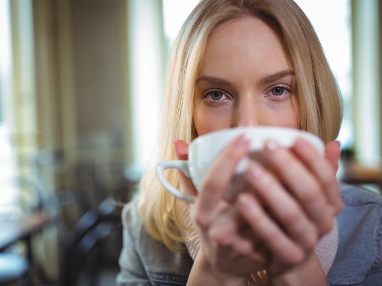Motive pentru care nu ar trebui să bei cafea imediat ce te-ai trezit 4 motive pentru care nu ar trebui să bei cafea imediat ce te-ai trezit
