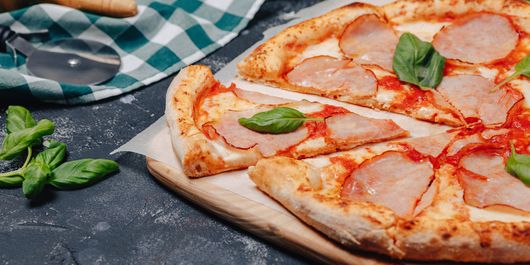 Pizza cu șuncă. Încearcă și acest sortiment!