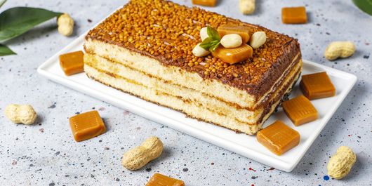 Prăjitură cu caramel și arahide. O textură crocantă cu un blat pufos!