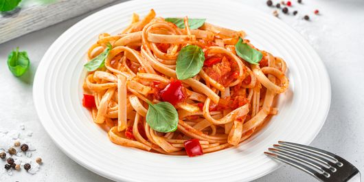 Spaghete cu sos de roșii și chiftele. Pentru o cremozitate aparte, trebuie ținute puțin mai mult pe foc!