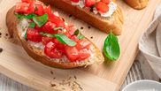 bruschetta cu crema de branza si rosii cherry