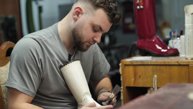 Duminică, de la ora 14:30, la “Asta-i România!”,     Cel mai tânăr și iscusit cizmar din Țara Oașului