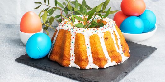 Chec rotund cu zmeură și glazură de zahăr. Perfect pentru Paște!