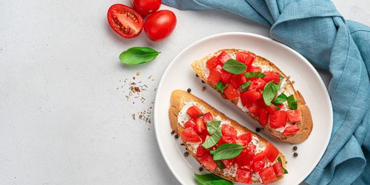 Bruschetta cu roșii cherry. De această dată, pâinea este făcută în casă!