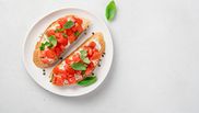 bruschetta cu crema de branza si rosii cherry