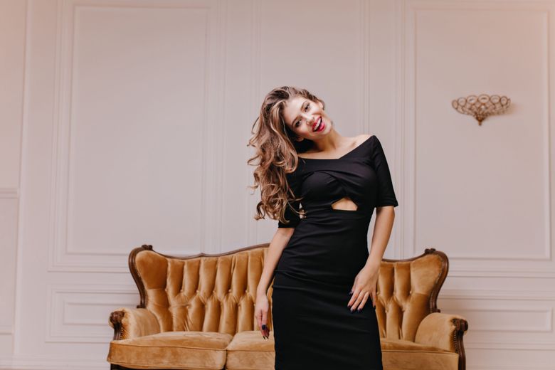 Cum să accesorizezi o rochie neagră