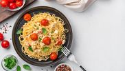 spaghete cu branza feta si rosii cherry
