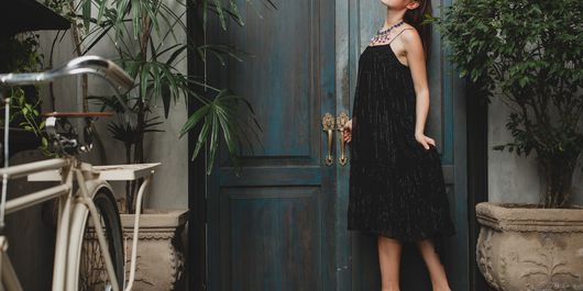 6 moduri de a purta o rochie maxi neagră înaltă. Articolul cu care poți opta pentru numeroase stiluri