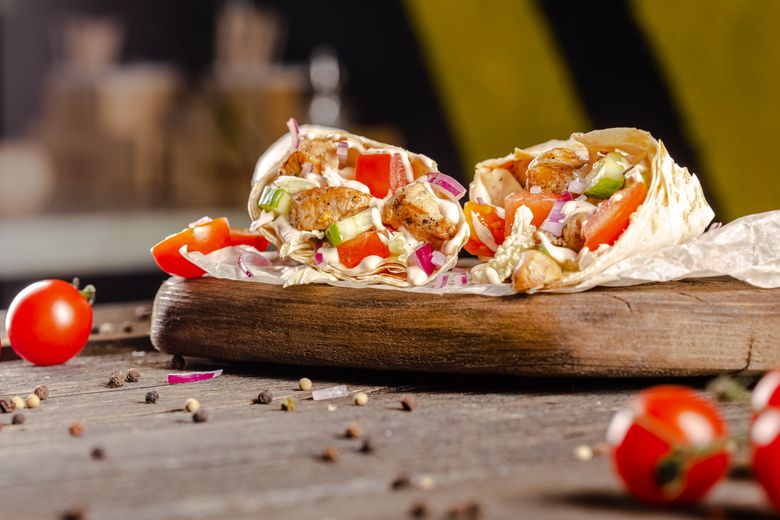 Shaorma de pui cu diverse legume. Savoarea autentică a shaormei se îmbină perfect cu prospețimea legumelor!
