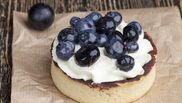 mini tarte cu crema de frisca si afine